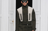 Dior Homme 2012/13 秋冬系列从军装、运动装和户外服装中汲取灵感，运用迪奥独有的剪裁技巧打造全新风格款式。

整体设计的拿捏恰到好处，结构感强烈，有型有款。夹克采用窄肩设计，小翻领，较高的单排或双排扣设计突显挺立美感。军装衬衫经过重新演绎，变为配有隐藏式口袋的贴身束腰上衣。而长裤后袋匿于横向褶皱中，长款大衣背后饰有拉链与编织缝线，以及包括绗缝小山羊皮拼接的西装外套、派克大衣与猎装，可两面穿着的风衣，长款罗纹军用毛衣，针织贴身内衣，以及配有新迷彩鸟形图案贴布装饰工装裤。

每一件均采用轻柔的上乘面料制成。装饰、细节和衣扣均重新设计，以便服装能够两面轮穿。传统设计中藏匿于衬里内的棉质绗缝、夹层和剪裁边缘已成为一种独特的时尚元素。

军绿色是本季的主打色。不同构造与质地的面料呈现不同的色调，混合使用展现渐变效果。杏仁绿、浅褐色、米色与黑色则低调地作为配色呈现。

面料奢华、柔软且轻盈。包括轻柔的奥地利罗登呢、极其柔软的羊绒质感的法兰绒、方平梭织羊绒、俄国羊羔皮横罗纹布、纱染棉质华达呢、丝质斜纹布、仿棉工艺面料、双层府绸、对比色羔羊皮与浅褐色毛羊皮、蓬松厚实的针织面料、以及哑光紧实的针织布。

搭配毛毡帽子、同色系镜面太阳镜、真皮鞋底靴等配饰打造完美的整体造型。
