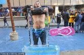 近日美国纽约时代广场，劳德代尔堡会议和旅游局组织的“解冻你的泳装”活动。来自各地的游客纷纷进行“试穿”，趣味十足。