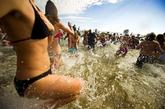 美国马里兰州警察冬泳会开始，美女们不畏严寒穿着性感的比基尼奔向冰冷的水面，场面浩大。