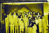 1950年,原副官旷文清在香港结婚时,余程万全家到贺。后排中立者余程万,身旁是他元配夫人,夫人身旁是二夫人。（来源：周末报）