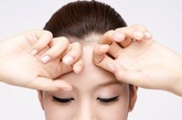 STEP 4 同样用十指曲关节从眉毛往发际线刮按，有效帮助按摩面霜吸收，同时也可以很好的改善额头抬头纹和干纹的现象。