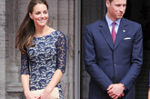 从去年底宣布订婚后，Kate Middleton 便开始成为镁光灯捕捉的焦点，从她与 Prince William 交往至今年四月份结婚后，每次的出现更是佔据了媒体的大幅版面，在时尚界亦然，出席公众场合时身上的单品配件，品牌的该样商品几乎马上会被抢购一空，除了得体的造型，出众的气质亦让她掳获了不少人的心，更使她成为了新一代的时尚偶像。 