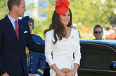 从去年底宣布订婚后，Kate Middleton 便开始成为镁光灯捕捉的焦点，从她与 Prince William 交往至今年四月份结婚后，每次的出现更是佔据了媒体的大幅版面，在时尚界亦然，出席公众场合时身上的单品配件，品牌的该样商品几乎马上会被抢购一空，除了得体的造型，出众的气质亦让她掳获了不少人的心，更使她成为了新一代的时尚偶像。 