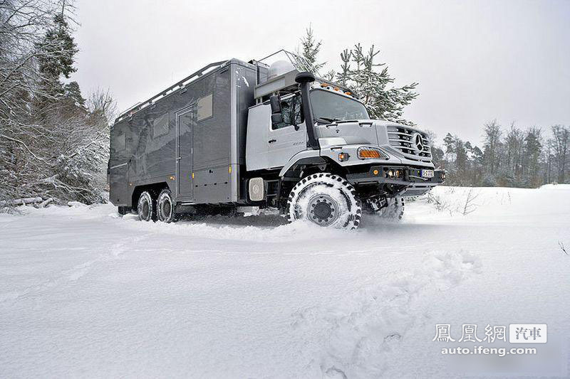 强悍的奔驰越野房车 开着房车畅游雪野