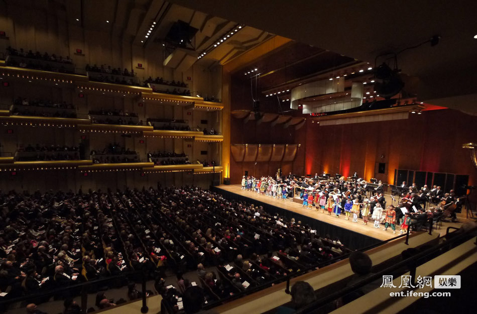 五彩呼伦贝尔儿童合唱团纽约林肯中心演出[高