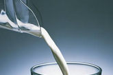 2.牛奶：牛奶是优质蛋白质、核黄素、钾、钙、磷、维生素B12.维生素D的综合体，这些营养素都可以为大脑提供所需的多种营养。

