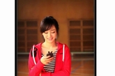 杨幂在一开始是非常清纯美丽的校园女生，马尾辫+红色卫衣清纯无比。