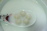 马蹄椰奶汤圆
椰子的清香与马蹄清雅合二为一；糯米圆子很Q很好吃！ 