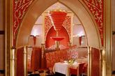 这餐厅可容纳140名顾客，晚餐之际，夜空璀璨，环观迪拜的天空和海湾，享受地中海风味的高级厨艺，想是人生至高的享受了。而仅供应美味的Mediterranean(地中海餐)，则是该餐厅的一大特色。