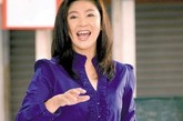 英拉在投票站现场，紫色衬衫也能衬出英拉强烈的女人味，再加上极富亲合力的笑容，着实为她加分不少。