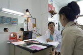 目前，泰国go-vern-ment规定20岁以下决定实施变性手术的患者，必须经过父母双方的同意方可实施，而20岁以上的患者本人也必须签署相关的同意文件。图：化名贝拉的患者在接受变性手术前在接受医生的检查。 