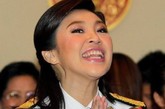 她一贯含笑躬身，双手合十，举止得体表现自如，形象清新可人，获得不少选民青睐。执政理论上，她提出了细致入微、“几乎惠及每一名泰国人”的惠民政策。