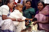 印度5岁男孩为身体健康与小狗结婚

　　2007年7月11日，印度当地居民为一名5岁男孩和一只小狗举行婚礼。印度传统风俗认为儿童和小动物结婚可以保持健康的身体。


