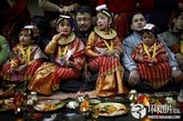 　尼泊尔少女的“益喜”仪式 嫁给果实和太阳

　　2012年1月28日，尼泊尔加德满都，装扮华丽的尼瓦尔族女孩们在“益喜”仪式上。仪式上，女孩们要嫁给一个叫做“贝尔”的果实。尼瓦尔族女孩一生要“结”三次婚，第一次嫁给木苹果（孟加拉苹果），称之为果实婚；第二次嫁给“太阳”；第三次才是与一个男人结为夫妇。

