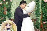 28岁韩裔日本男子与印有漫画人物抱枕结婚

　　韩裔日本男子李进奎由于爱上了印在抱枕上的日本动漫《魔法少女奈叶》系列中的女主角菲特·泰斯塔罗沙，2010年3月，时年28岁的他竟然在一名日本神父的主持下，在东京和这只抱枕举行了婚礼！一名李进奎的朋友接受媒体采访时说：“他彻底迷上了这只枕头，他无论走到哪儿都会带着它。他们会一起去公园，一起去娱乐场所，他即使去饭店用餐，也会带上他的抱枕，他会将它摆放在他对面的座位上，甚至还会为它点上一份饭菜。”

