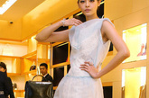 台湾名模林嘉绮穿着LV高级定制纱裙参加活动，一出场便成了众人的焦点。
