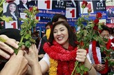 英拉在人民群众中很受爱戴，选举时粉丝狂送玫瑰花。