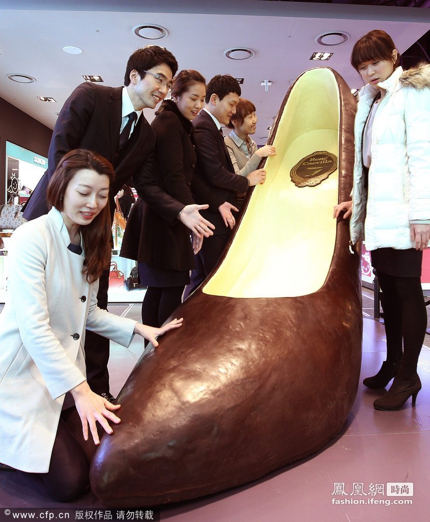 韩国商场推出三米长巧克力高跟鞋为情人节预热