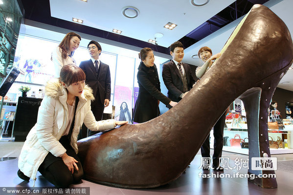 韩国商场推出三米长巧克力高跟鞋为情人节预热