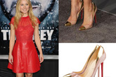 克里斯汀·贝尔 (Kristen Bell)脚上霸气的金色的尖头拼色鞋像珠宝一样点亮全身造型，大气的金色与裸色配上妖艳的红色绝对够吸人眼球。这款经典高跟鞋来自克里斯提·鲁布托 (Christian Louboutin)。
