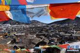 五彩经幡映衬下的云南香格里拉独克宗古城一景（2月1日摄）。位于海拔3300多米的云南省迪庆藏族自治州香格里拉县的独克宗古城，始建于唐朝，距今已有1300多年的历史。“独克宗”藏语寓意为“月光城”，和丽江一样曾是滇藏“茶马古道”上的重镇。近年来，随着旅游业的发展，当地加强了对独克宗古城的保护和修缮工作，重现了这一具有独特民族文化特色古城的历史风貌。如今独克宗古城已成为香格里拉县的精品旅游景点，吸引着越来越多的海内外游客前来旅游观光。新华社记者蔺以光摄 