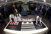 2012年1月18日，英国伦敦，获得吉尼斯世界纪录的世界最大视频游戏控制器。这个功能齐全的控制器有普通控制器的30倍大。