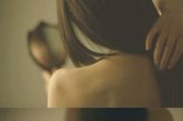 川妹子南笙的裸背照片对外曝光，以光滑细腻又骨感的背部面对镜头，看不到任何性感的配饰，些许诱惑更多的还是清纯。