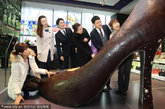 2012年2月1日，韩国首尔，在2月14日情人节即将来临之际，一家百货商场里展出了一只用巧克力制作的巨大高跟鞋，途径的顾客看到这只大鞋都很惊奇。百货商场方面表示，这只大高跟鞋耗费了60公斤巧克力，历时两周制作完成，高两米长三米。
