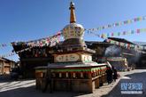 几位藏族群众正围着云南香格里拉独克宗古城内的一座白塔转经（2月1日摄）。位于海拔3300多米的云南省迪庆藏族自治州香格里拉县的独克宗古城，始建于唐朝，距今已有1300多年的历史。“独克宗”藏语寓意为“月光城”，和丽江一样曾是滇藏“茶马古道”上的重镇。近年来，随着旅游业的发展，当地加强了对独克宗古城的保护和修缮工作，重现了这一具有独特民族文化特色古城的历史风貌。如今独克宗古城已成为香格里拉县的精品旅游景点，吸引着越来越多的海内外游客前来旅游观光。新华社记者蔺以光摄