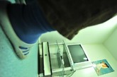 山西省人类精子库，一位捐精志愿者在取精以后，将精液通过传递窗送入精液分析筛查实验室。
