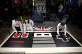 2012年1月18日，英国伦敦，获得吉尼斯世界纪录的世界最大视频游戏控制器。这个功能齐全的控制器有普通控制器的30倍大。