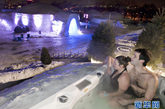 Brendan Martin和Alison Rayworth在冰雪旅馆的户外泡spa，赏夜景。