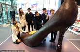 2012年2月1日，韩国首尔，在2月14日情人节即将来临之际，一家百货商场里展出了一只用巧克力制作的巨大高跟鞋，途径的顾客看到这只大鞋都很惊奇。百货商场方面表示，这只大高跟鞋耗费了60公斤巧克力，历时两周制作完成，高两米长三米。
