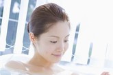 增加泡澡次数。水温不超40摄氏度的微温浴能兴奋自律神经中的副交感神经，对身体起到放松作用。建议把浴缸里的水温控制在38—39度，泡10分钟以上。泡完后尽量在30分钟内睡觉，趁身体尚未冷却可以进入深睡眠状态。


