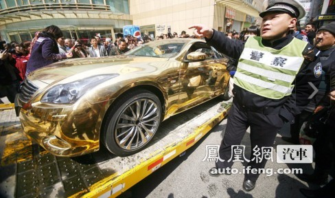 黄金跑车违规停放 最给力交警照拖不误