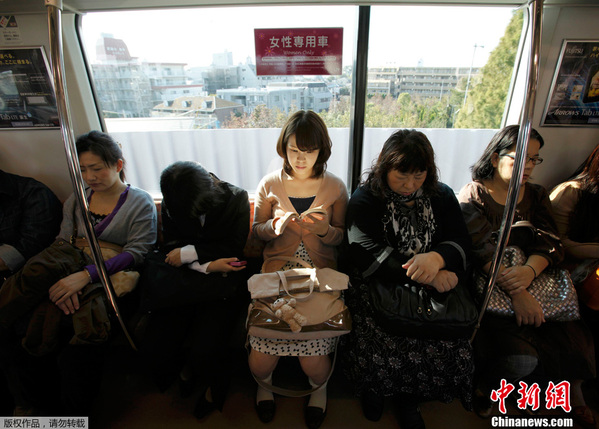 日本地铁设女性车厢避免骚扰