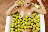 曾任《古墓丽影》真人模特的英国名模尼尔-麦克安德鲁在界内以性感出名。曾在饮料广告中不惜全裸上阵，她躺在满装着水果的浴缸里，只靠几个水果遮住了自己的重要部位。诱惑吗？
