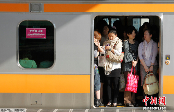 日本地铁设女性车厢避免骚扰