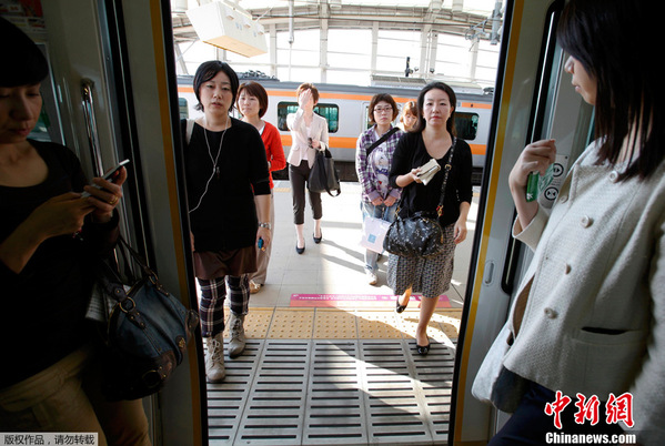 日本地铁设女性车厢避免骚扰