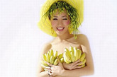 来自韩国首尔的媚眼天使，一直被称为“韩版的蔡依林”性感歌手Sara，穿一身水果与蔬菜拍写了一组时尚写真。
