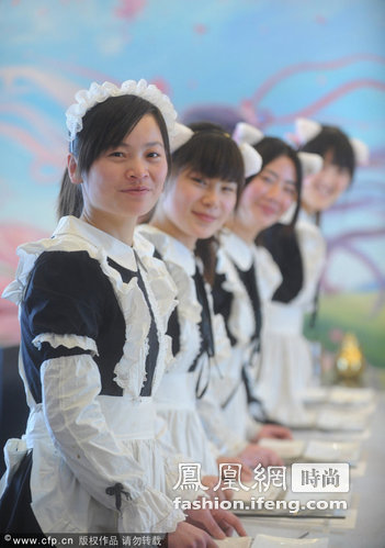 江苏扬州：90后美女化身餐厅“女仆”