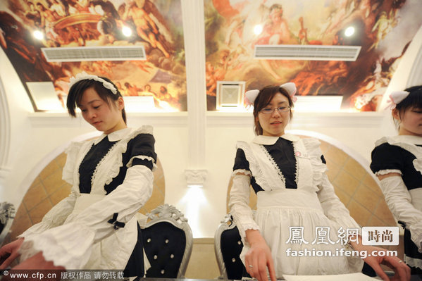 江苏扬州：90后美女化身餐厅“女仆”