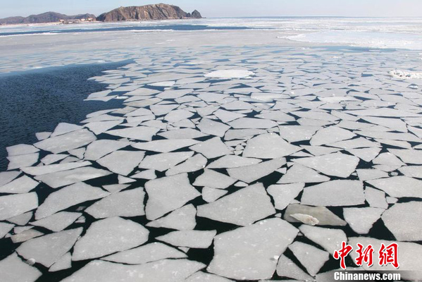 大连海域现海冰景观 渔船被冰封破冰前行