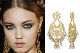 金色镂空大耳环搭配纯白色的珍珠带出婉约含蓄的抚媚，配合女星灰色的的瞳色和白皙的肌肤，有了一丝流光之彩充满贵族少女的气息，庄重且灵动。

