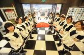 2012年2月5日，一家以女仆装扮为特色的餐厅亮相江苏扬州，餐厅内的“90后”的服务员化身为日本动漫里的可爱女仆形象。作为在扬州首家女仆餐厅，该餐厅吸引了不同年龄段的顾客来此消费，特别是喜爱动漫的年轻人。女仆餐饮文化源于日本，女性服务员身着女仆服装招呼客人，随着日本动漫风靡全球，女仆餐饮店受到众多动漫爱好者的青睐。