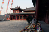 2月3日上午8时，药师传供大典在大雄宝殿隆重举行，这也是四祖寺首次在上元节法会期间举办此类活动。（图片来源：黄梅四祖寺）