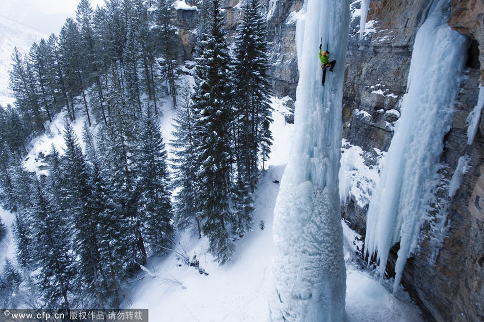 实录美矫健攀岩者挑战100英尺冰柱