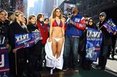 纽约当地时间2月6日，美国演艺资讯节目《Extra》录制超级碗特别节目，女主持人玛丽亚-曼努诺斯(Maria Menounos)在节目现场上演脱衣秀，引来在场人尖叫。玛丽亚-曼努诺斯(Maria Menounos)是美国女星，曾被外媒评全球99位性感女星之一。

