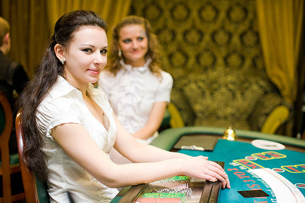 探秘白俄罗斯赌场 时尚美女大胆穿着成亮点