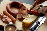 传统德国早餐香肠，当地奶酪和新鲜烘焙的面包就是最常见的德国早餐了。还搭配有美味的咖啡。

